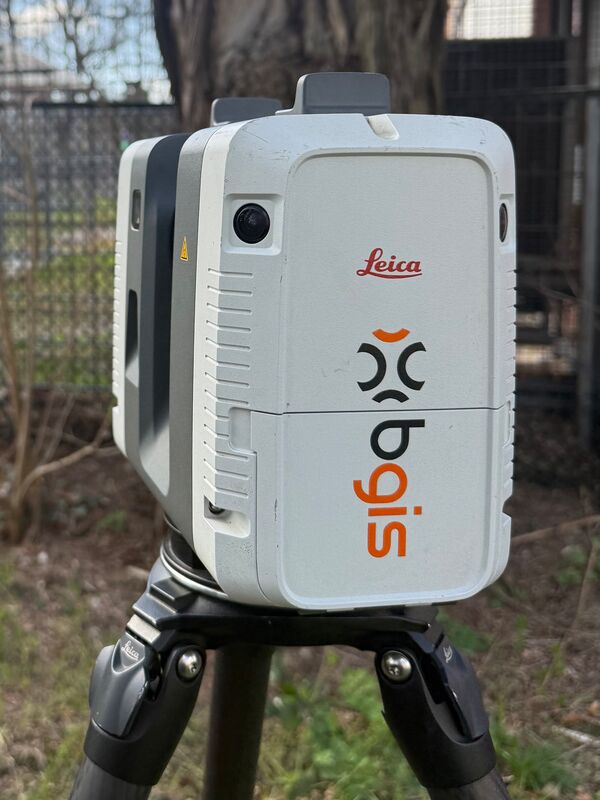 Terrestrischer Laserscanner Leica RTC360 mit bgis-Logo auf einem Stativ bei der Bestandserfassung im Außenbereich