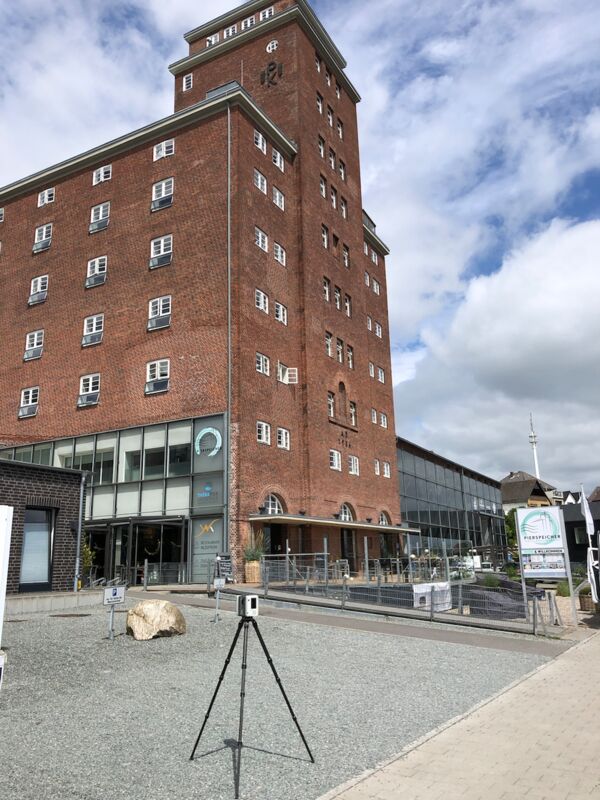 Laserscanner vor Pierspeicher Hotel