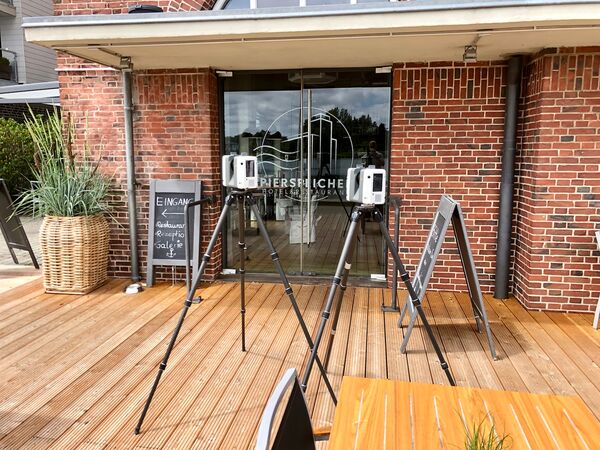 Leica Laserscanner vor Pierspeicher Hotel